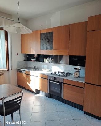 cucina completa con tavolo e 4 sedie