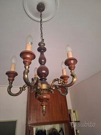 Lampadario vintage a 5 luci in legno e ottone