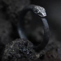 Anello Serpente scuro in Lega di Zinco Gotico