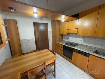 Cucina con elettrodomestici funzionanti