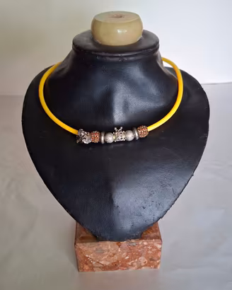 Elegante espositore per collane pelle/marmo 
