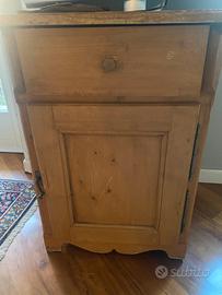 Mobiletto in arte povera legno