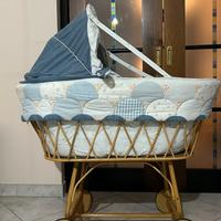 Culla per bebè in vimini su ruote