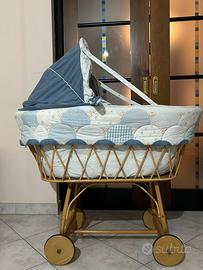 Culla per bebè in vimini su ruote