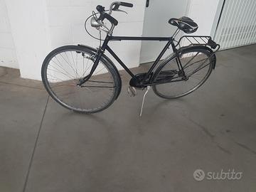 Bicicletta nera, ruote da D 28 pollicy