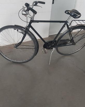 Bicicletta nera, ruote da D 28 pollicy