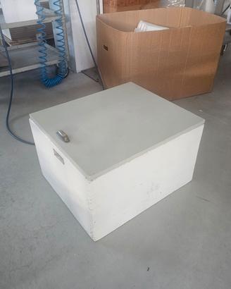 cassa in legno capiente e robusta 