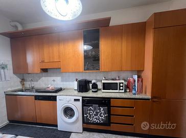 Cucina completa con tavolo e 4 sedie