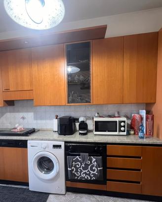 Cucina completa con tavolo e 4 sedie