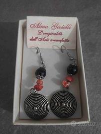 Orecchini artigianali stile sardo pie e corallo