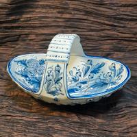 Cestino in ceramica smaltata bianca con fioriture