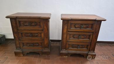 Comodini in legno scuro 