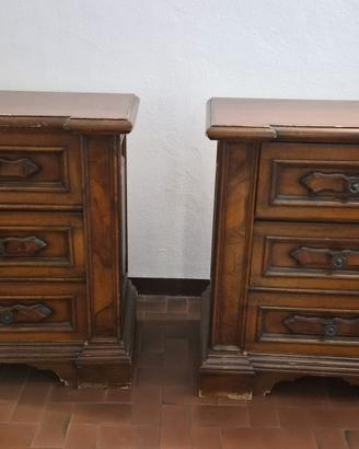 Comodini in legno scuro 