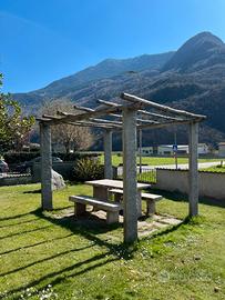 Tavolo con panche in marmo + struttura pergola