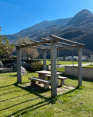 Tavolo con panche in marmo + struttura pergola