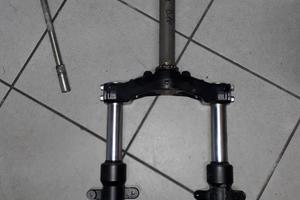 X-Max 125 250 10-13: faro parafango pinza forcella