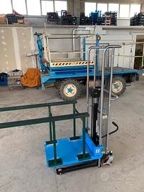 Sollevatore idraulico con forche