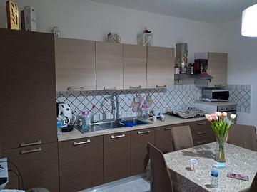 cucina cameretta divano  madia sospesa