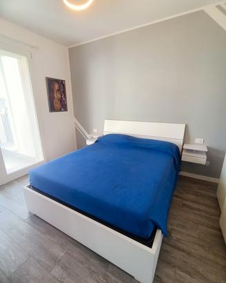 letto matrimoniale contenitore + comodini sospesi