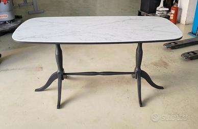Tavolo elegante con piano effetto marmo