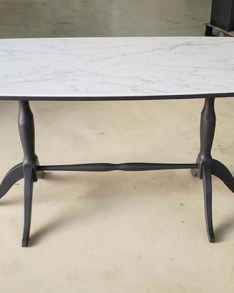 Tavolo elegante con piano effetto marmo