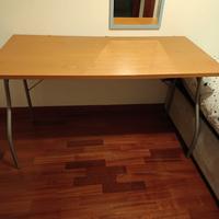 Scrivania in Legno con piedi in Alluminio.