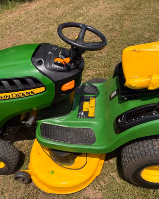 Trattorino tagliaerba John deere x125