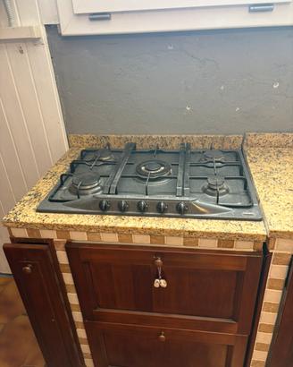 Cucina in noce massiccio con elettrodomestici