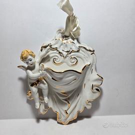 Acquasantiera in ceramica bianca e oro con putto