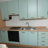 Cucina con lavello e piano cottura 