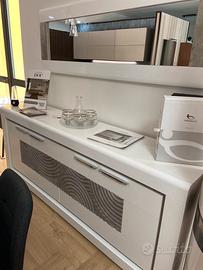 Madia con specchio e vetrina