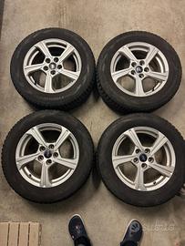 Cerchi in lega Ford con gomme invernali 
