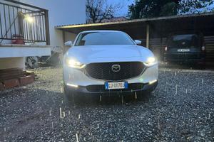 Maxda CX-30 bianca