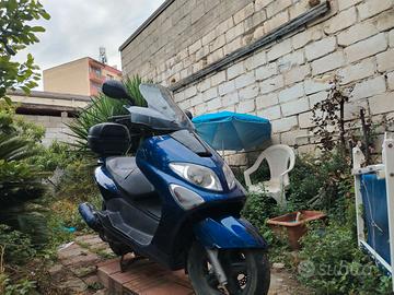 Premuto con bici eletiYamaha majesty 125 da rivede