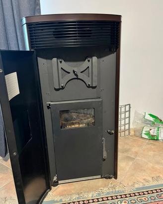 TERMOSTUFA A PELLET UNGARO FLUENTH AQA 6-24