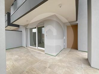 Elegante Villa Bifamiliare con Giardino Privato a