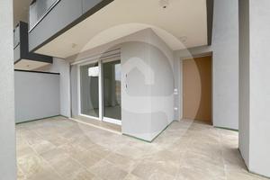 Elegante Villa Bifamiliare con Giardino Privato a