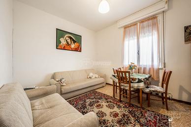 Ampio trilocale con locale commerciale