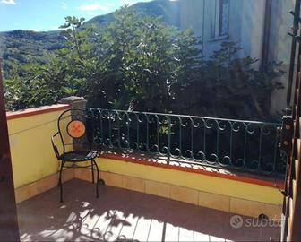 Piccolo rifugio in montagna con vista Appenino
