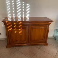 Armadio basso in legno chiaro