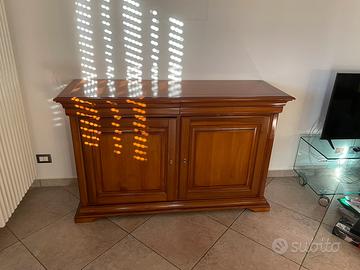 Armadio basso in legno chiaro