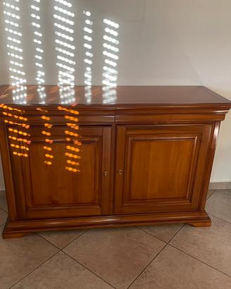 Armadio basso in legno chiaro