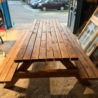 Tavolo in legno massiccio da giardino