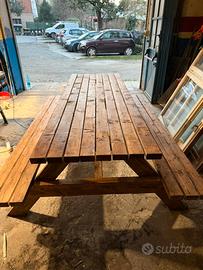 Tavolo in legno massiccio da giardino