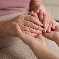 Giovane signora offre aiuto a signora anziana sola