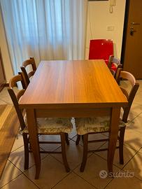 Tavolo e 4 sedie