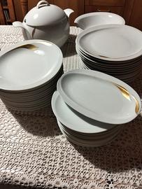 servizio di piatti bianchi 