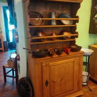 credenza con piattaia