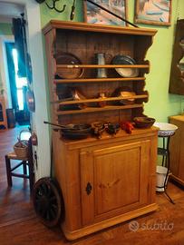 credenza con piattaia