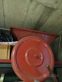 pigiatrice-diraspatrice manuale a barella per uva